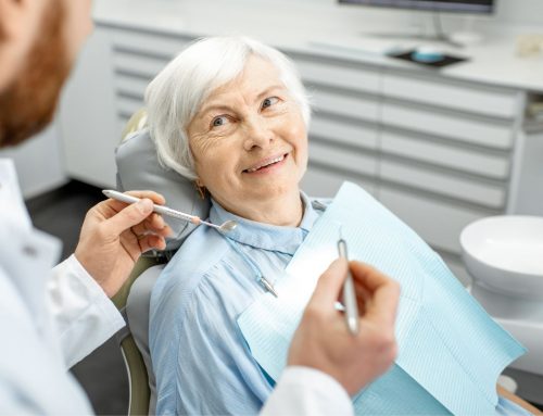 Implantes dentales para personas mayores: consideraciones y beneficios